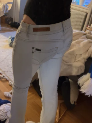  Lågmidjade Vita jeans från only  - Säljer ett par vita jeans från only med klassisk femficksdesign och bootcut. Jeansen har normal passform, de är omsydda till bootcut(inte jag som sytt utan köpt på vinted) bara att ställa frågor💕
