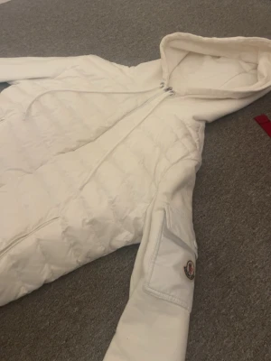Vit jacka  från Moncler - Snygg vit jacka från Moncler. Jackan är äkta och har en NFC tag som du skannar med mobilen. Storlek S men kan passa xs. Pris kan diskuteras!