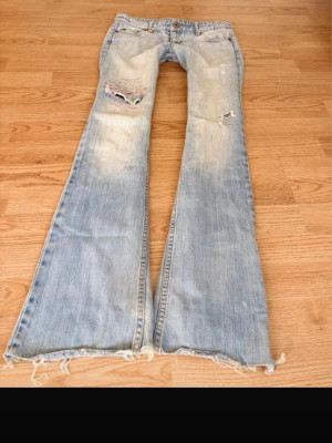 Lågmidjade jeans  - Säljer ett par jätte fina ljusa jeans med midjemått  :38 och innebenslängden:80. Dom har spruckit lite mellan benen men tror de är ganska enkelt o laga kan skicka bild då de inte syns på bilden. 