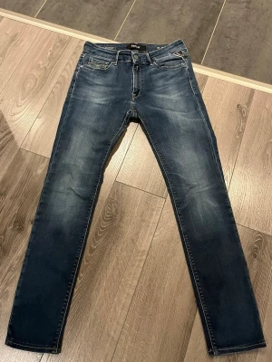 Replay Jeans Anbass Hyperflex Faded  - Tjena säljer dessa tvär snygga och riktigt feta replay jeansen i storlek W30 L30. Jeansen har en tvär snygg fade och design som passar med allt. Skriv gärna vid intresse!