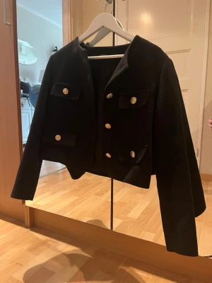 Jacka - Fin jacka från Zara med guldknappar, kontakta för mer frågor eller bilder! 🥰