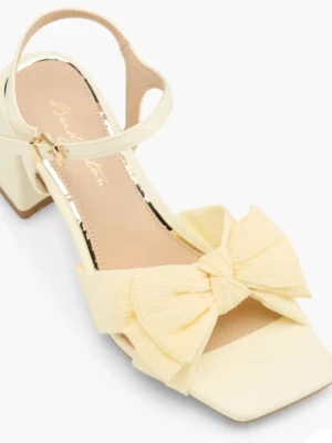 Gula sandaletter med rosett från Deichmann/Bridgerton  - Snygga sandaletter i vårens/sommarens gula färg från Deichmann. Slutsålda i butik/online, oanvända med prislapp och kartong kvar. Stl 39 Klackhöjd 8cm