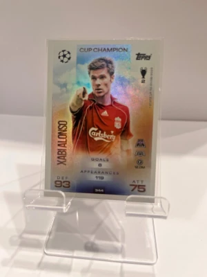 Match Attax Xabi Alonso samlarkort - Samlarkort från Topps Match Attax med Xabi Alonso i Liverpool FC. Kortet har holografisk yta, visar statistik och är dekorerat med klubbens logga och Champions League-symbol. Perfekt för fotbollsfans och samlare.