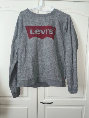 Collegepaita S - Leviksen harmaa collegepaita. Muuten hyvä kuntoinen, mutta eteen tullut reikä kissan kynnestä, ja toisessa kainalossa pieni reiän alku. Pesulaput leikattu irti. Koko S. Kaikai n 55cm, olkahelma n 60cm. Eläintalous MMM Katsothan myös muut ilmoitukseni Tarjoa 