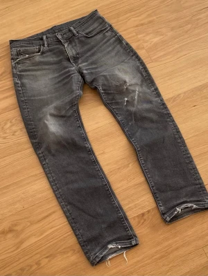 Levis jeans 511 - Säljer ett par riktigt snygga Levis 511 jeans. Skicket är 10/10. Priset kommer att ligga på 599kr storleken är 30/32. 