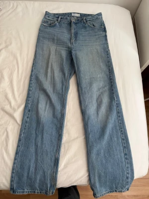 Blåa jeans  - Hög midjade, inte stretchiga