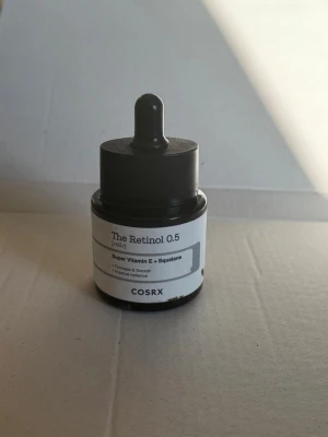 COSRX The Retinol 0.5 Olja - Retinololja från COSRX med 0.5% retinol, innehåller Super Vitamin E och squalane. Kommer i en mörk glasflaska med pipett för enkel applicering. Perfekt för dig som vill boosta hudens lyster och jämnhet.