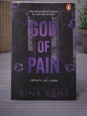 God of Pain (Brand new, in English) - Skick: Helt ny bok. Omslag: Pappercover. Storlek: standard (inte pocket). Förpackning: I sitt originala plastomslag. Från: Stockholm. Snabb leverans inom Sverige.