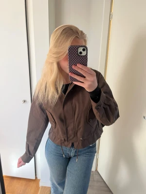 tunn jacka - superfin brun jacka med prislappen kvar! 