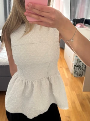 Vit ärmlös blus med struktur - Söt topp