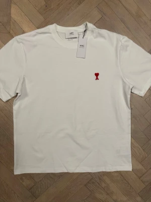 Vit Ami T-shirt  - Tjena! Säljer nu en bit Ami T-shirt som passar till alla tillfällen, speciellt nu när värmen börjar komma in. Hör av dig vid intresse eller om du vill diskutera priset 