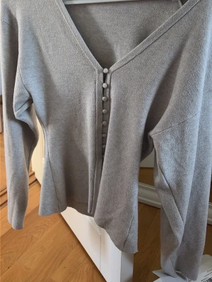 Grå kofta med knappar från Gina Tricot - Snygg kofta från gina nästan aldrig använd 🥰hör av er vid frågor