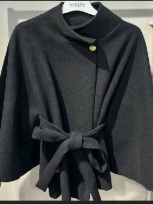 Missäy poncho Blair kappa - Säljer denna kappa från missäy som endast är andvänd 2 gånger och säljs då jag har en annan annrs inga andra orsaker. Super skick därav priset 