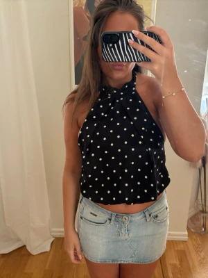 Prickig topp - Prickig topp från H&M med prislapparna kvar så den är bara prövad. Tröjan är öppen i ryggen. Perfekt nu till sommaren❤️‍🔥❤️‍🔥