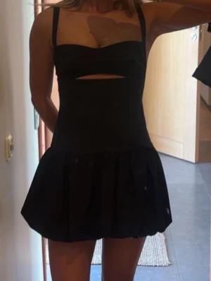Svart kort klänning med cut-out - Jättefin klänning från Zara! Helt oanvänd! Klänningen är i M, men passar även en S