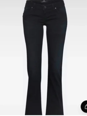 Mörkblå bootcut jeans från LTB - Snygga mörkblå bootcut jeans från LTP, modell Valerie. Jeansen har klassisk femficksdesign, normal midja och lätt utsvängda ben. Tillverkade i mjukt denimtyg med subtila slitningar för en trendig look.