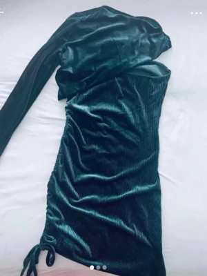 Säljer helt ny klänning - Jag säljer en ny klänning som aldrig har använts. Den är i liten storlek och tyvärr passar den mig inte.  💗 Helt ny 💗 Storlek: liten 💗 Ingen användning alls  Perfekt för dig som vill ha en fräsch och fin klänning!  Skriv gärna om du är intresserad 😊