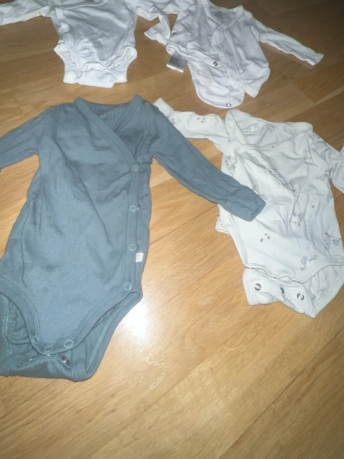 Mix av babybodys i neutrala färger - 1