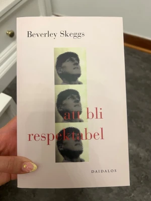 Att bli respektabel av Beverley Skeggs - En tankeväckande bok av Beverley Skeggs med titeln 'Att bli respektabel'. Omslaget är ljust med tre svartvita porträttbilder och röd text. Perfekt för dig som gillar samhällsfrågor och normkritik inom skönlitteratur.