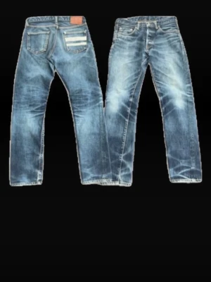 Momotaro Salvadge Jeans - Momotaro selvedge jeans i storlek 29 fint skick med snygga fades, skriv vid frågor, pris ej hugget i sten  Midja: 38,5 cm  Grenhöjd: 25 cm  Lårvidd: 27 cm  Innerbenslängd: 75 cm  Längd: 96 cm  Ben öppning: 16 cm