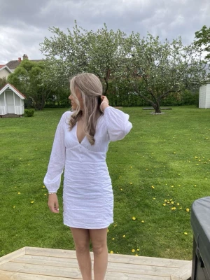Vit sommar klänning - Säljer denna underbara klänning pgr av att den är för liten, endast använd 2 gånger🥺💓💓💓💓 Likande adoore men från Nelly, hör gärna av vid frågor💓