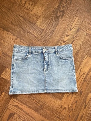 Lågmidjad jeanskjol!!💕💕 - Säljer denna lågmidjade jeanskjol ifrån ONLY. Säljer då den inte kommer till användning. Skriv vid fler bilder, frågor osv!💕💕