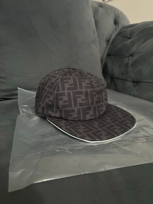 Fendi keps - Hej, säljer en snygg Fendi keps, som är helt oanvänd. Frkatar idag!