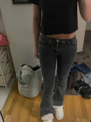Svarta jeans bootcut - Svarta bootcut jeans från Gina tricot