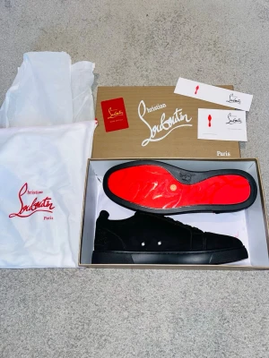 Christian Louboutin Skor (Svart) - Oanvända Loubs, Kvitto finns❗️  📊 Färg: Svart -Se bild 2 för bästa färg exemplet  📝Storlek: 42. ♻️ Helt nytt skick (Allt i bilderna ingår)Hör av dig vid funderingar eller prisförslag!📦 Postar Inom 24 timmar✅