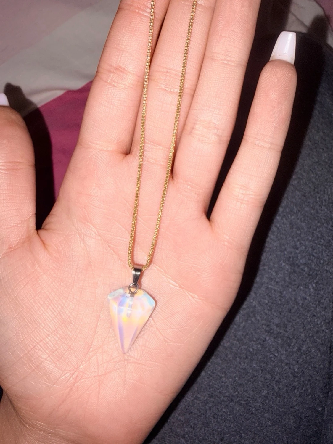 Halsband med opalitspets