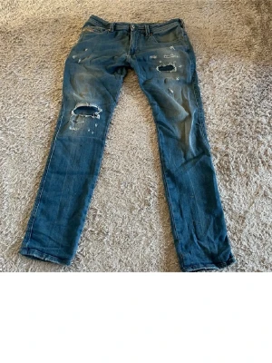 Diesel jeans - Tja! Säljer ju dessa sjukt snygga diesel jeansen med extremt snygga slitningar. Riktigt bekväma jeans me stretchigt tyg, på bilderna längst bak så är jag 180, kom bara och ställ frågor så svarar jag så fort jag bara kan, pris och annat kan diskuteras!😁🤝