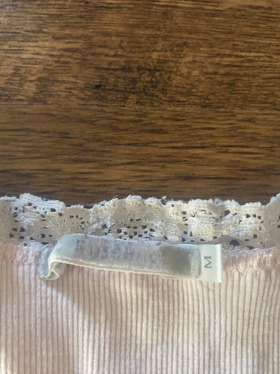 Ljusrosa ribbad linnetopp med spets - 1