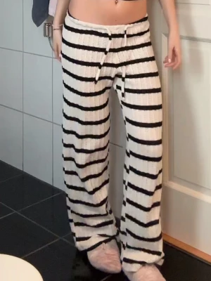 Randiga byxor - Lågmidjade stickade / virkade byxor från Gina