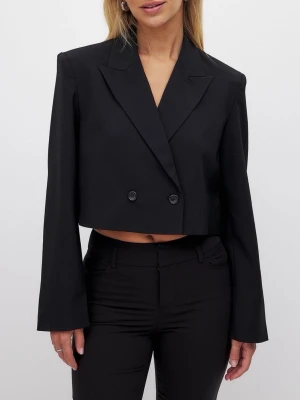 Svart cropped kavaj med dubbelknäppning - Svart cropped kavaj med dubbelknäppning framtill och breda slag. Kavajen har långa ärmar med knappdetaljer vid ärmsluten och en rak, boxig passform. Storlek 36, från NA-KD. Prislappen kvar. Nypris 700kr