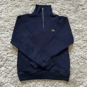 Lacoste tröja - Säljer min snygga lacoste half zip sweater. nästan aldrig använd. Nypris 1600kr. Hör av dig om du vill köpa eller om du har frågor.