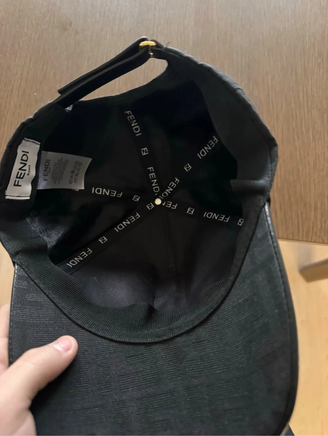 Säljer eller Byter Svart keps från Fendi med FF-mönster  - 2