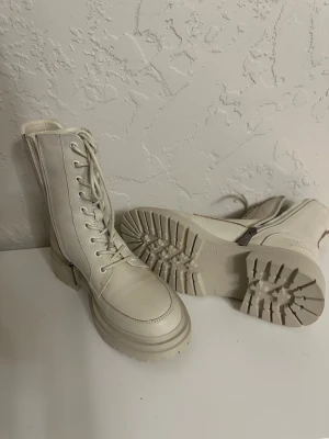 Vita boots NYA!! - Snygga vita stövletter med kraftig sula och snörning framtill. Nya 