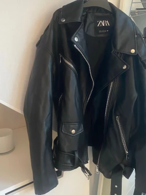 Oversized skinnjacka från Zara.  - Säljer denna super snygga slutsålda OVERSIZED skinnjackan från Zara. Den är i storlek XS. Den är i väldigt bra skick och är endast använd fåtal gånger. 💕💕