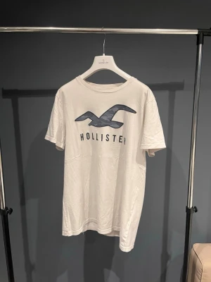 Hollister t shirt Storlek  M - Säljer en vit Hollister t shirt|Storlek:M| Skick:8/10|Pris:299|Frakt:24h| Vid frågor och funderingar är de bara och höra av dig ‼️ 