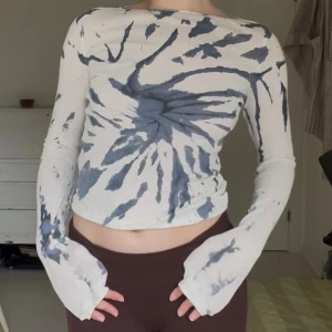 Batik mönstrad topp - Tunn och luftig långärmad tröja med coolt mönster. 