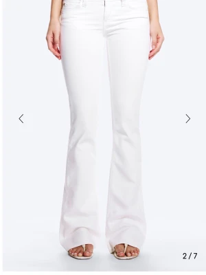 Vita weekday jeans  - Vita jätte snygga lowwasit jeans. Köpte dom för länge sen, oanvända. Perfekt inför våren och passar till allt !!🩷🩷storklek 29/34 