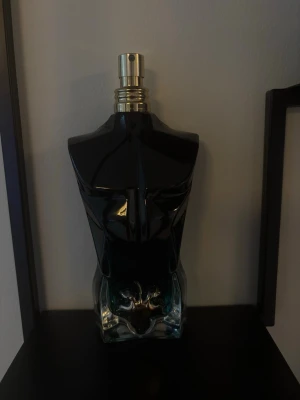 JPG le beau le parfum - Säljer min JPG le beau le parfum som är en somrig, fräsch och härlig parfym perfekt nu innan sommaren. Den har noter av citrus och kokos. Det är ungefär 70/125ml kvar i den! Var inte rädd att skriva om du har frågor!