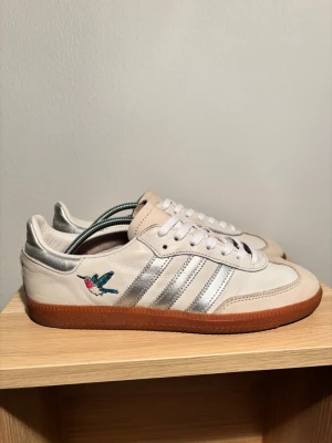 Adidas Samba - Säljer ett lite schysstare par adidas samba som är limited edition( Adidas samba OG Nottingham carnival) väldigt sparsamt använda och i mycket gott skick!
