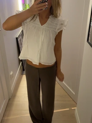 Vit blus med volangärmar - Så söt blus från Gina Tricot i storlek 146-152 men passar mig som har xs.  Pris kan diskuteras