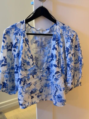 Blommig blå blus från H&M - Söt blommig blå blus från H&M i storlek M