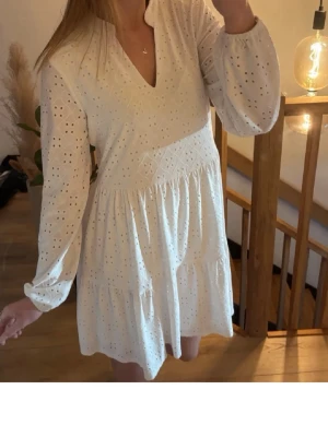 Vit klänning - Vit klänning från Vila i storlek XS! Använd en gång. Perfekt till konfirmation och student