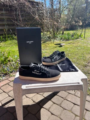 Svarta Saint Laurent Skor - Ett par svarta skor från Saint Laurent. Väldigt fint skick. Storlek 44. Box och påse inkluderat. Hör av er ifall ni har några frågor!