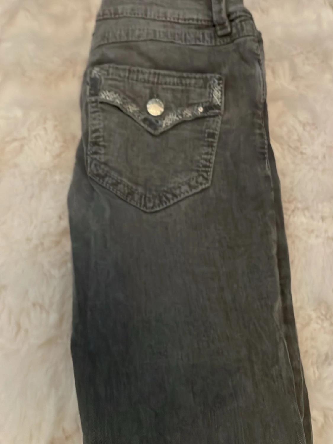 Grå bootcut jeans med slitning - 2