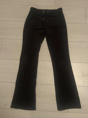 Gina tricot svarta mjukisbyxor med utsvängda ben - Säljer ett par svarta mjukisbyxor med utsvängda ben från Gina tricot. Byxorna är i ett mjukt och bekvämt material. 