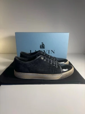 Lanvin Cap Toe UK8 - Säljer ett par Lanvin dbb1 patent cap toe | storlek uk8 eu 42 | bra skick | liten defekt i hälen | pris går att diskutera vid snabb och enkel affär | box +2 dustbags ingår vid köp |